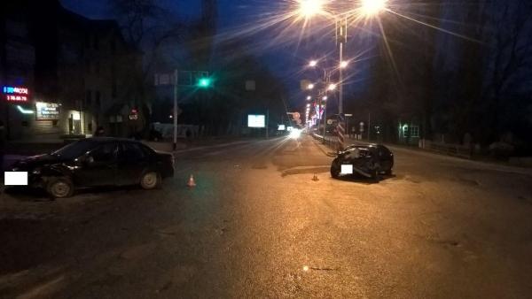  В Пятигорске мажор на «Лексусе» выехал на красный свет и попал в аварию